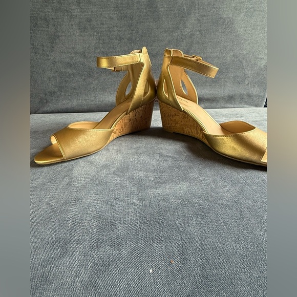Liz Claiborne Womens Octavia Sandals 9.5 Gold Wedge Ankle Strap Cork New Open - Picture 9 of 10